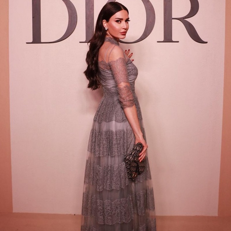 إطلالة سيرين عند النور أثناء حضورها عرض ديور في دبي