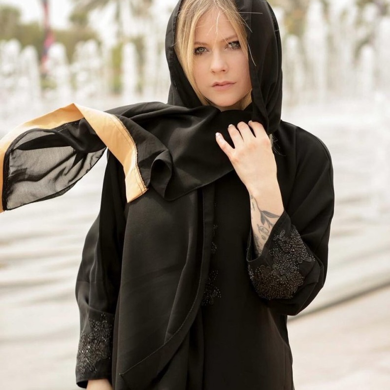 أفريل لافين بالحجاب