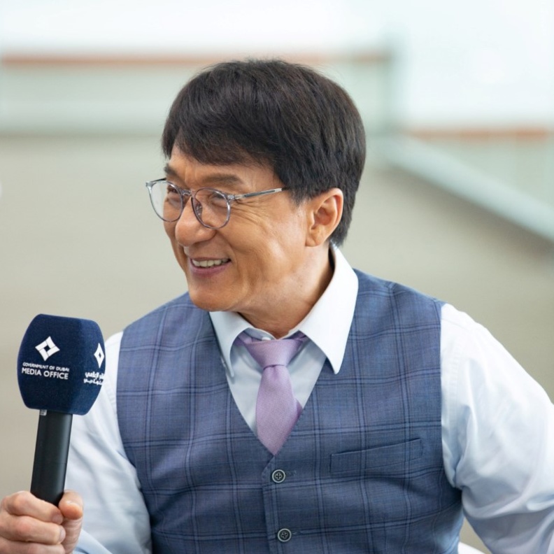 جاكي شان يعرب عن سعادته بزيارة دبي ويصفها بالمدينة التي تفي بوعودها