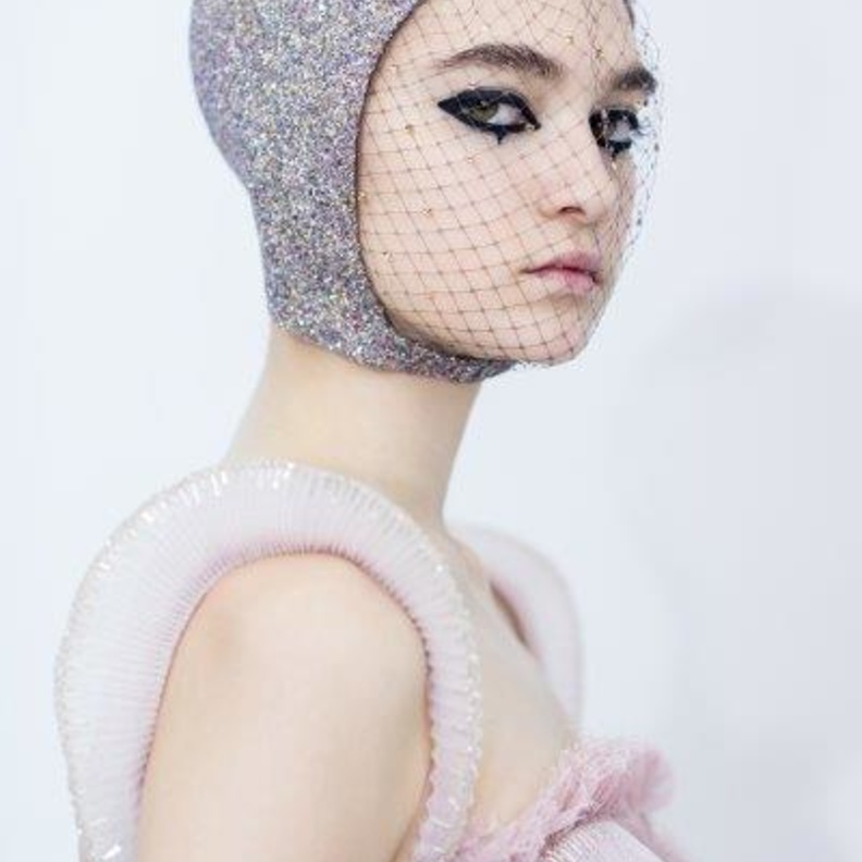 مكياج عيون آسر في عرض أزياء Dior للألبسة الفاخرة بدبي