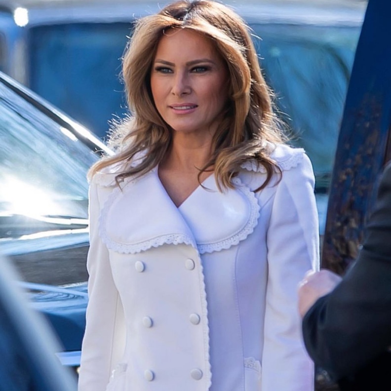تألق ميلانيا ترامب بالمعطف الأبيض الفاخر