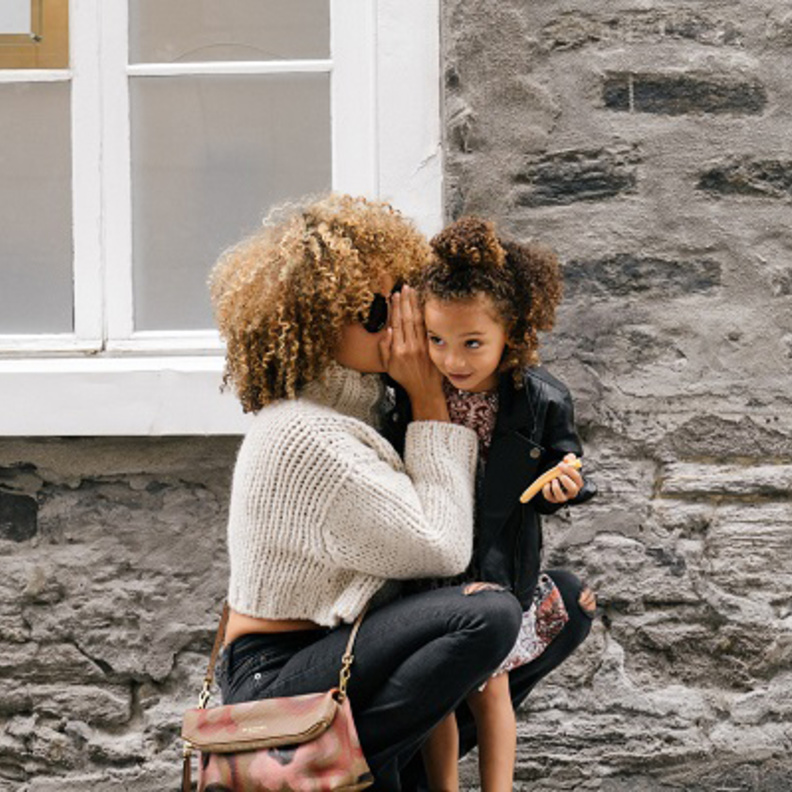 تكره العقاب وفي المقابل تلجأ إلى مساعدة أولادها على حلّ مشاكلهم