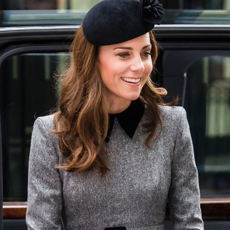 الملكة إليزابيت إختارت معطفاً زهرياً من الكاشمير من تصميم Stewart Parvin