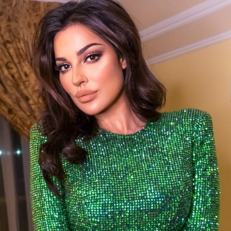  نادين نجيم تألقت بمكياج ترابي