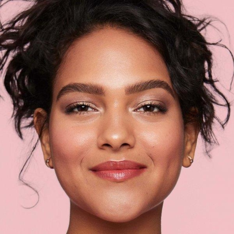 نفذي إطلالة الحواجب Down to Earth مع منة العبد من Benefit