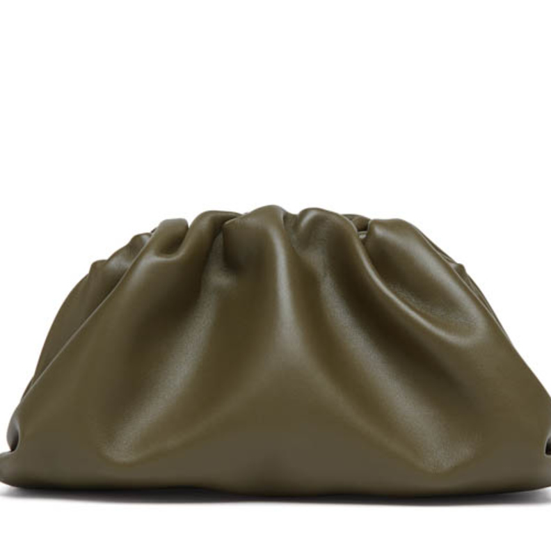 هذه هي حقيبة The pouch المميزة من Bottega Veneta