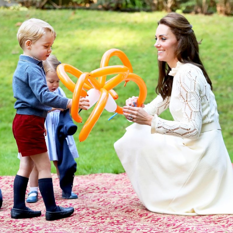 إطلالات أميرة الدانمارك ماري تتميّز دائماً بالأناقة حتى وهي برفقة أولادها