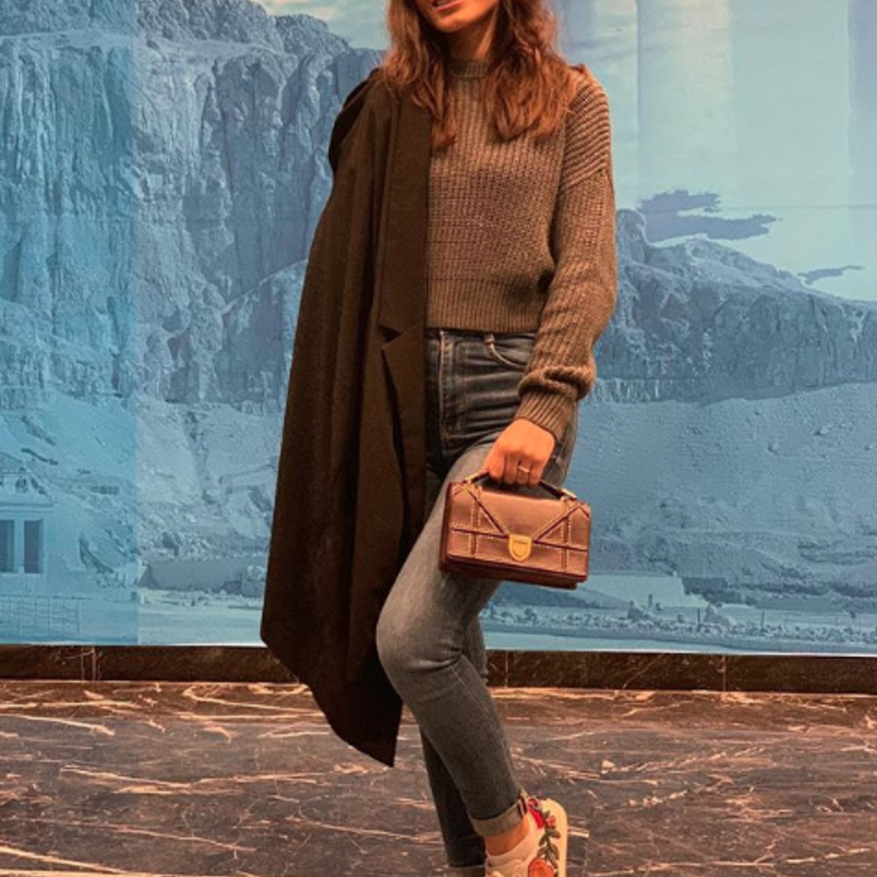 اختارت أمل بوشوشة اطلالة رسمية مسائية أنيقة