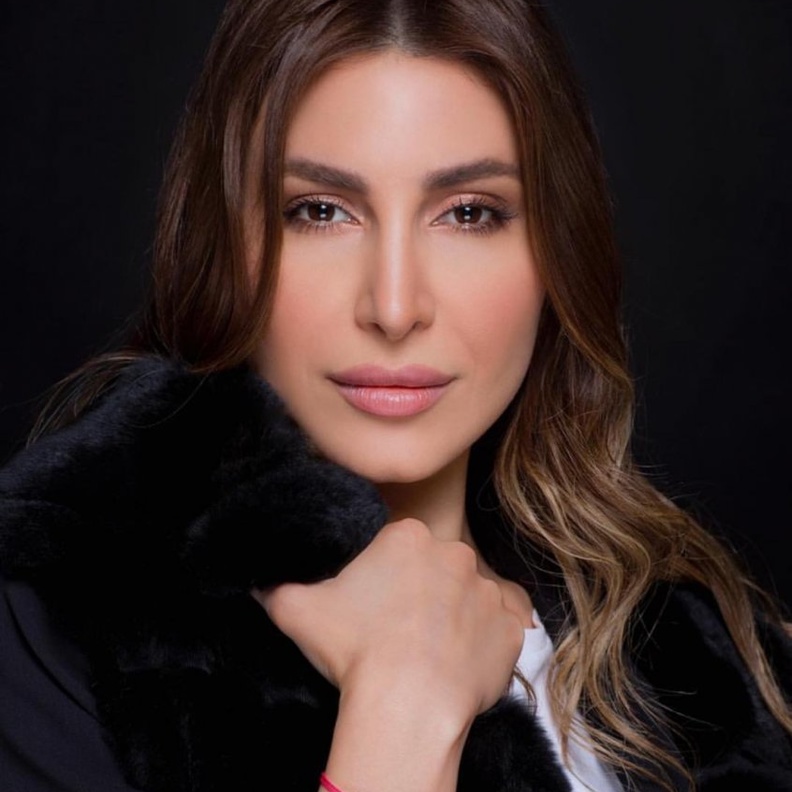 أحمر الشفاه الحيادية اللماعة بأسلوب النجمة نجوى كرم