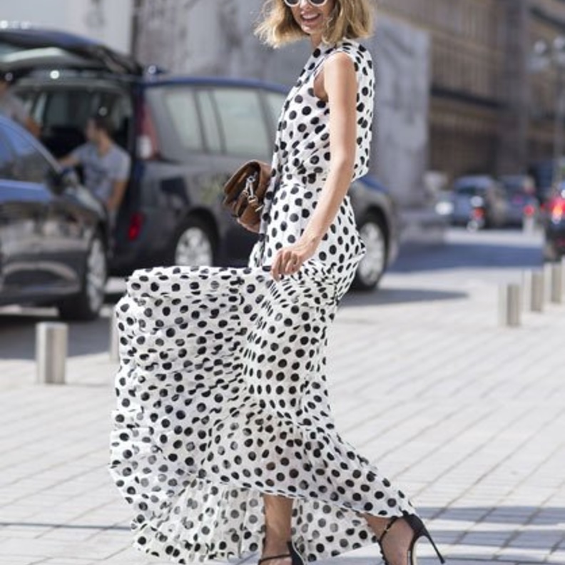 تألقي بموديلات فساتين ماكسي منقطة