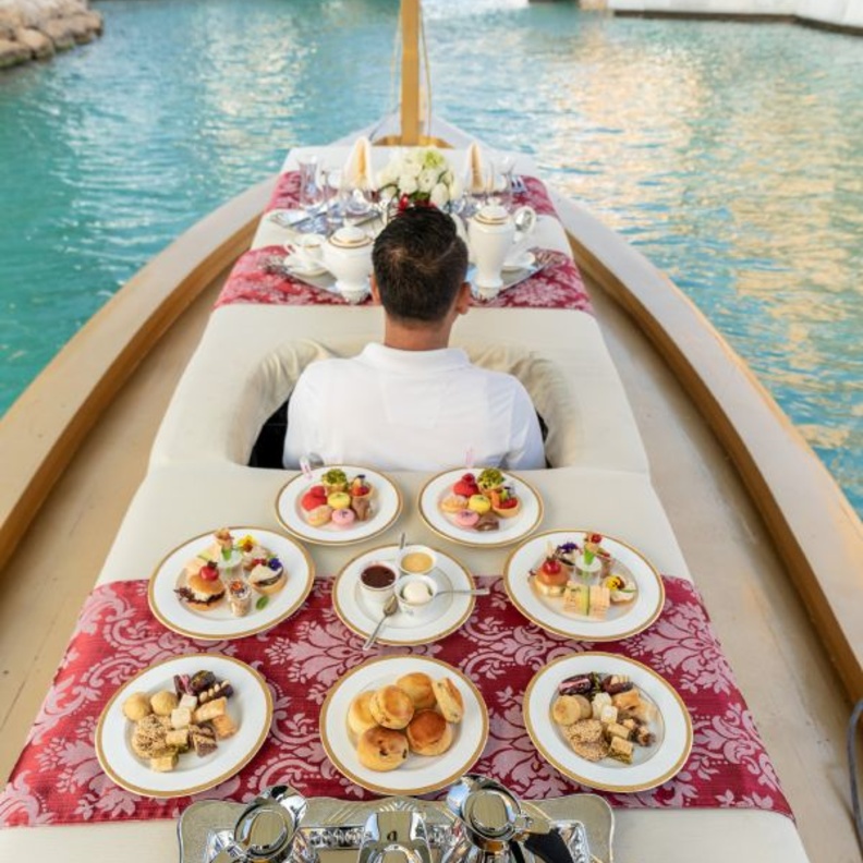 أبحر على متن العبرة مع شاي الظهيرة في جميرا القصر