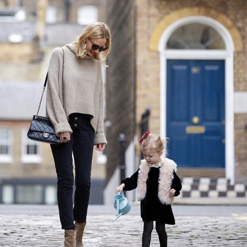 اتباع نفس الستايل والطابع في تنسيق أزياء البحر والقفطانات بدرجات ألوان مقاربة