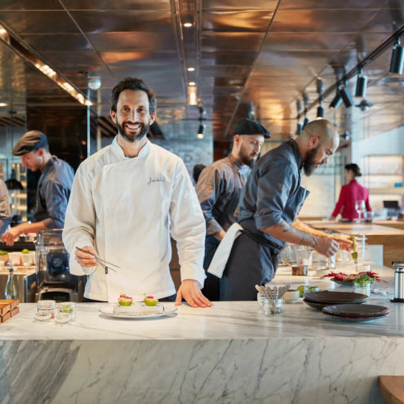 مطعم تاشكا للشيف البرتغالي الشهير جوزيه أفيليز