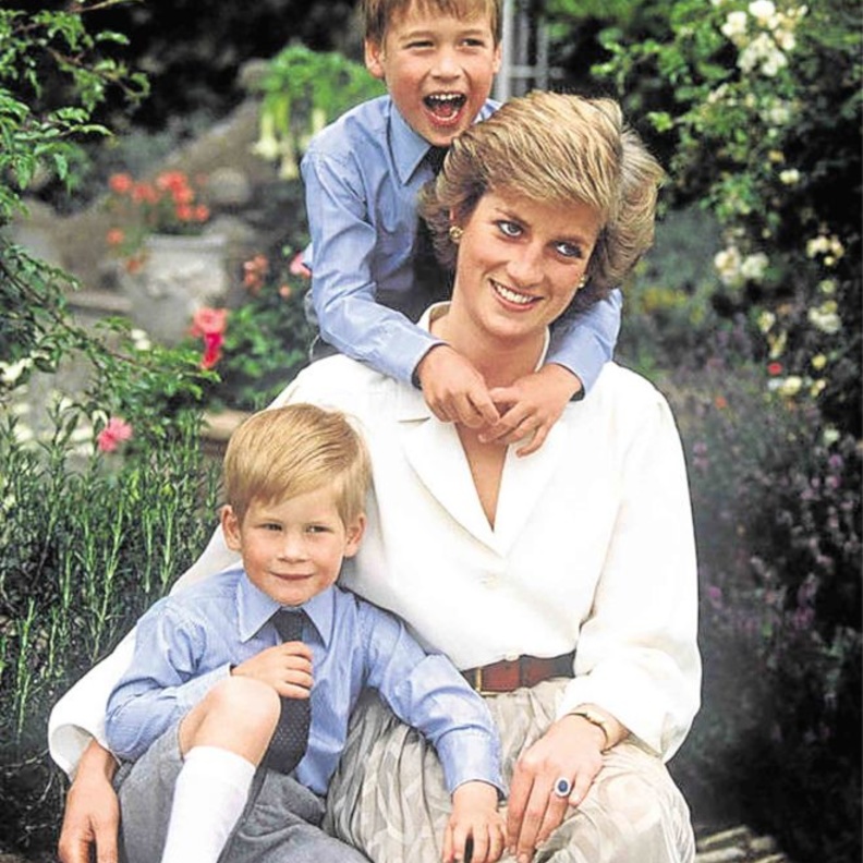 إطلالة كاجوال مؤلفة من قميص وسروال بطبعة الورود