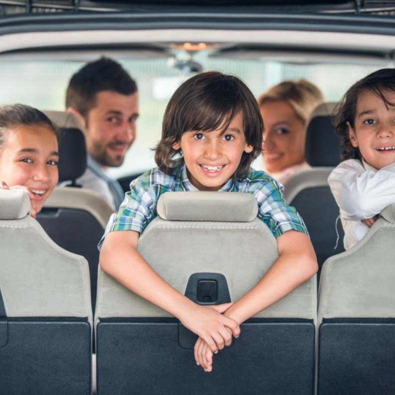 قومي بتدريب أطفالك الصغار على آداب وطرق التعامل أثناء التواجد في السيارة