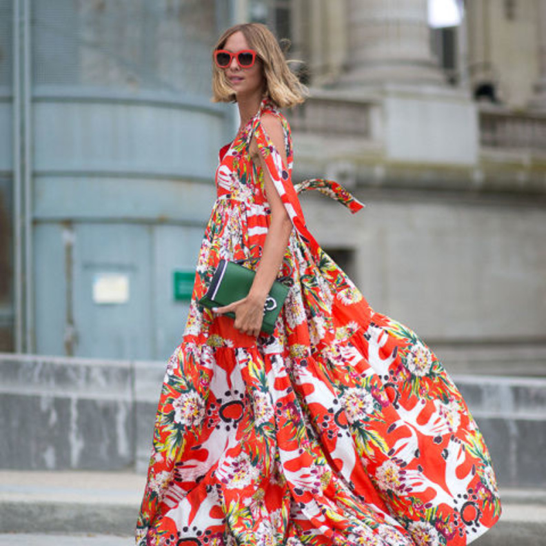 نسقي اطلالات أنثوية لافتة في الفساتين الماكسي