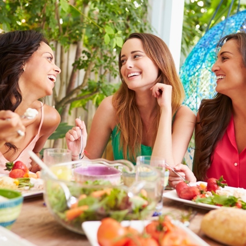 الأصدقاء يمكن أن يتسببوا بزيادة الوزن