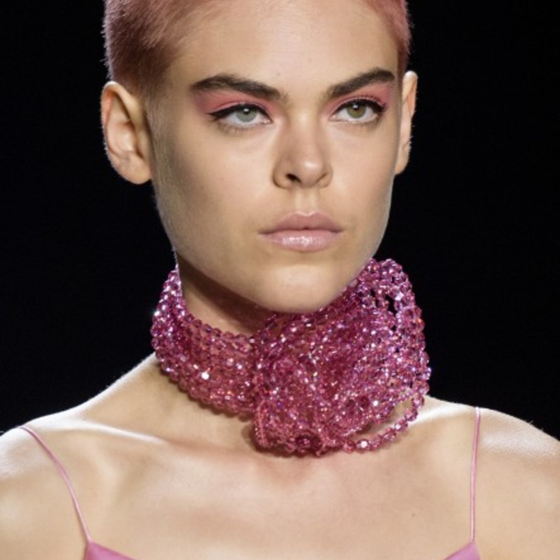 اختاري إضاءة عين ملونة على جفونك