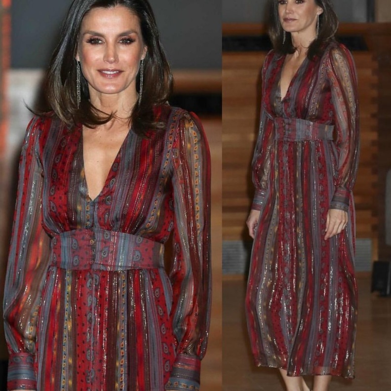 إطلالة ليتيزيا ملكة إسبانيا خلال مرافقة زوجها الى متحف Prado Museum