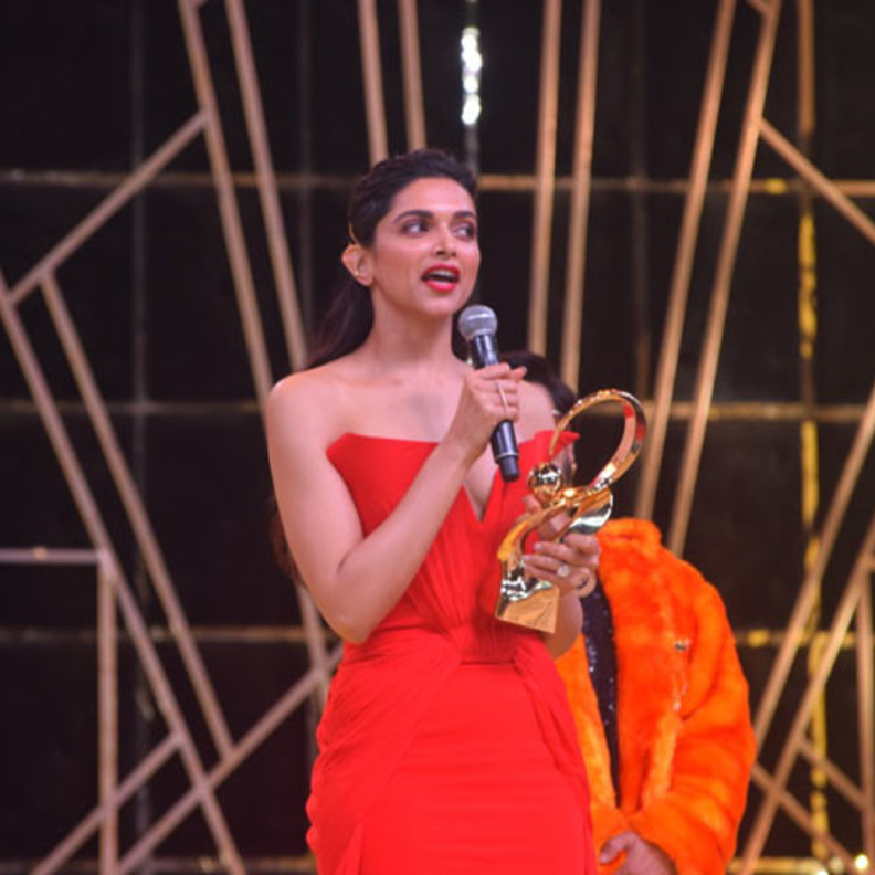 ديبيكا بادوكون على السجادة الحمراء