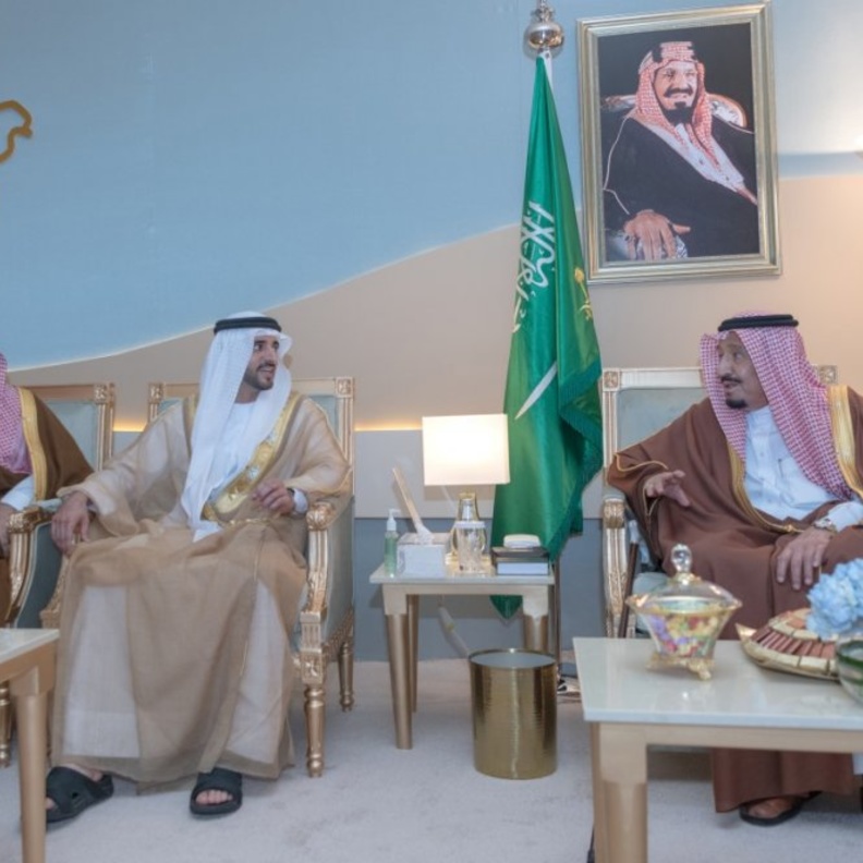 الملك سلمان بن عبد العزيز والشيخ حمدان بن محمد بن راشد والأمير محمد بن سلمان 