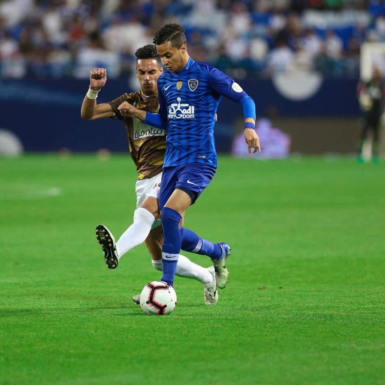 بعد تعادل الهلال.. الدوري السعودي على صفيح ساخن