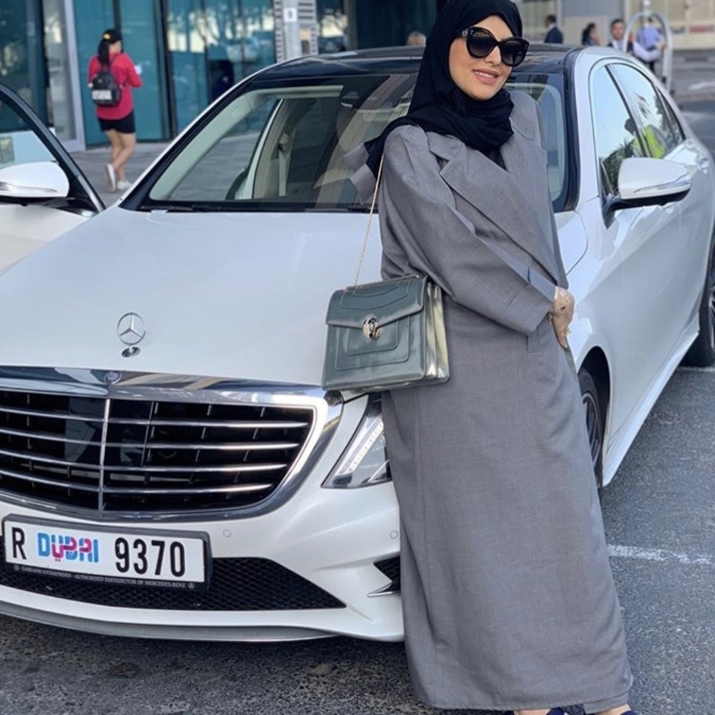 عباية بخامة الكريب العملية بقصة واسعة وتفاصيل هندسية على شكل خطوط عريضة ملونة