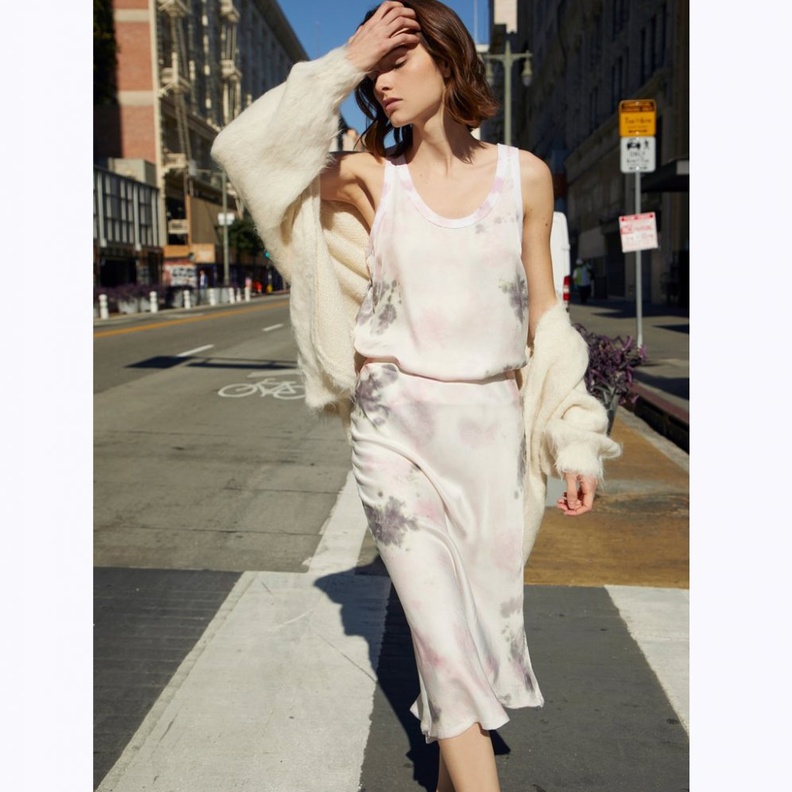 اعتمدي نقشة التاي داي بالألوان الهادئة لاطلالة ناعمة