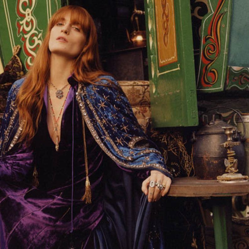 Gucci تبثّ روح الإنطلاق والسفر الحر بحملتها الإعلانية مع Florence Welch
