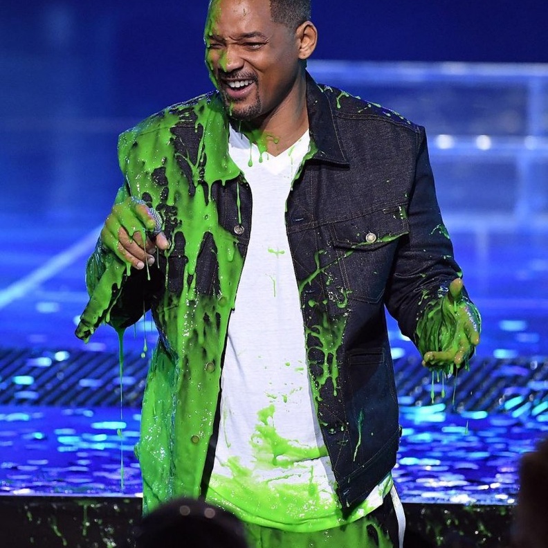 لقطة طريفة لـ ويل سميث وهو مغطى بالألون على المسرح في حفل Kids’ Choice Awards