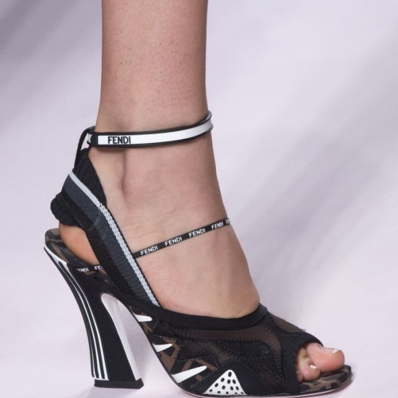 Alexander McQueen حذاء جلد كعب عالي من