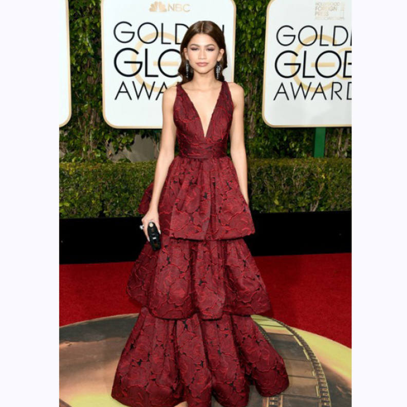 زاندايا بفستان سهرة ملفت وراقي بلون البوردو