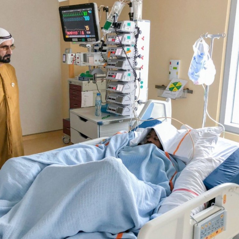 صاحب السمو الشيخ محمد بن راشد آل مكتوم أثناء زيارة اللاعب أحمد ربيع 