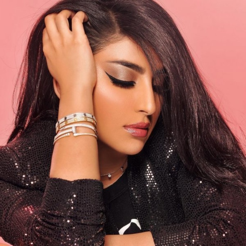 تركز على رسم عينيها بالايلانير