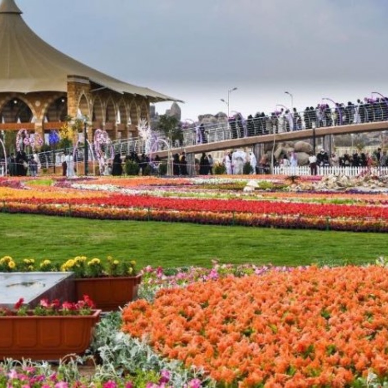 وضع اللمسات النهائية قبل انطلاق مهرجان الورد الطائفي 15 