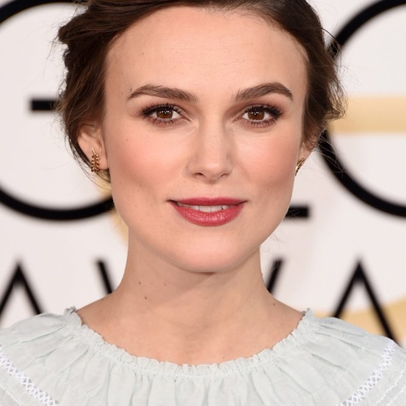 تختار كيرا إبراز جمال عينيها بالظلال السموكي