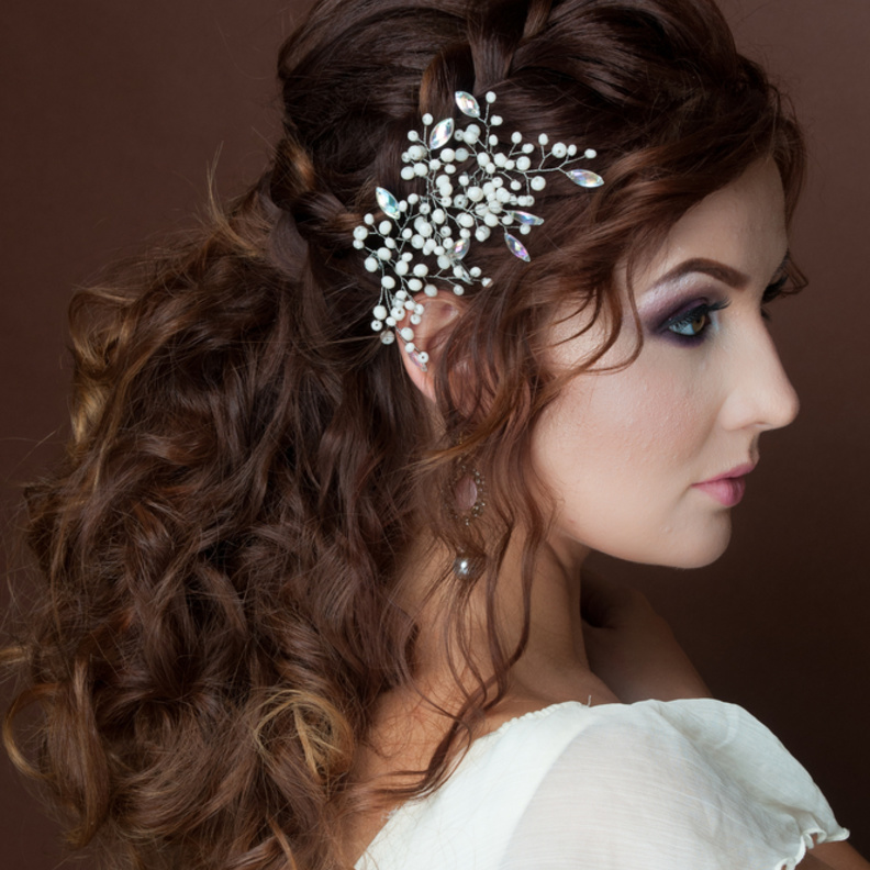 اتركي خصل شعرك تظهر بحرية