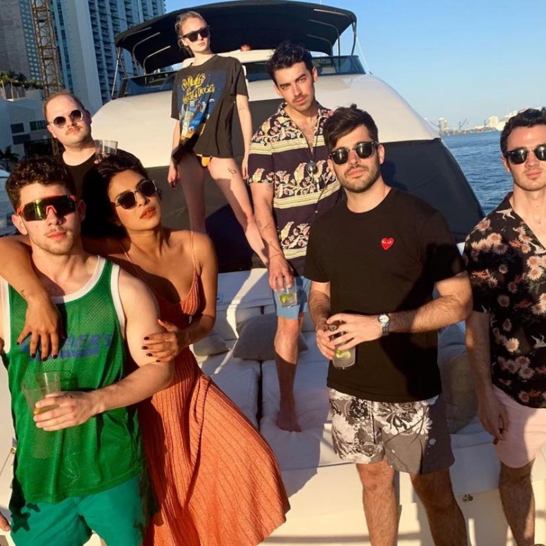 Priyanka Chopra بريانكا تشوبرا تستجم في ميامي بصحبة زوجها وعائلته