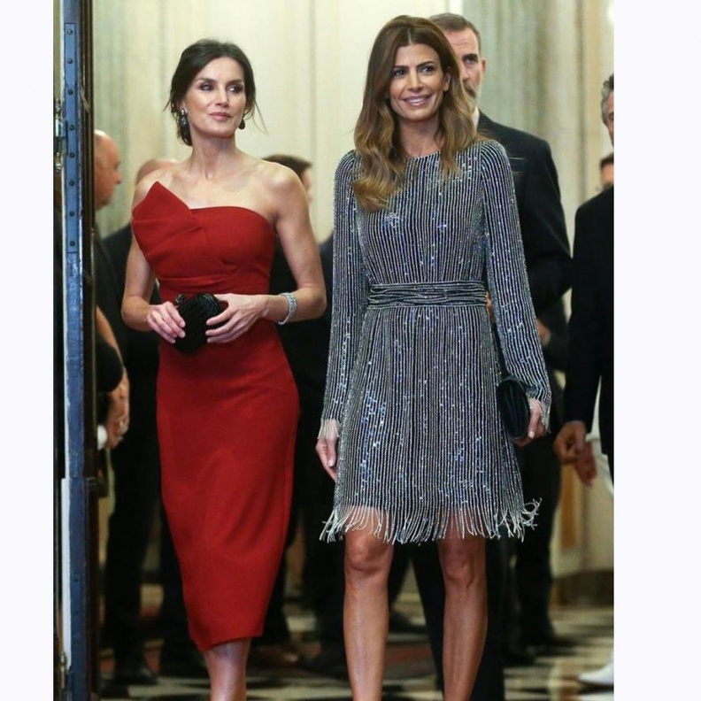 إطلالة ساحرة إختارتها الملكة لحضور حفل عشاء أقامه الرئيس الأرجنتيني وعقيلته