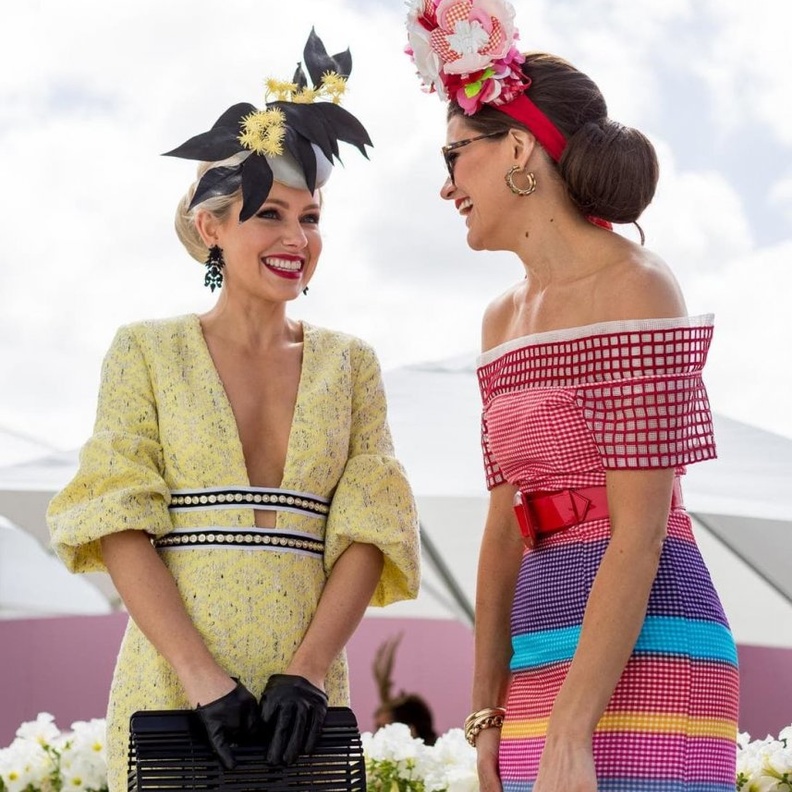 اعتمدي موديلات فساتين ربيعية مميزة مع قبعات بتصاميم لافتة