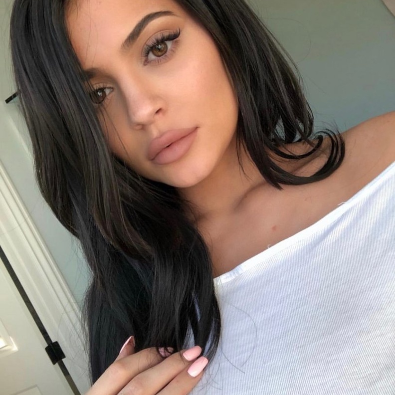 كايلي بالشعر الوردي الفسفوري