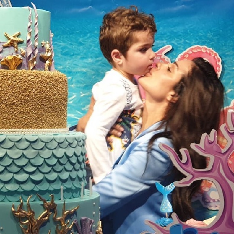 نشرت نادين نسيب نجيم صورة مع ابنها جيوفاني تعبر فيها عن مشاعر الأمومة