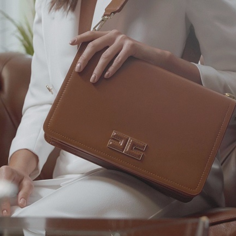 حقيبة سوداء صغيرة من إليزابيتا فرانكي