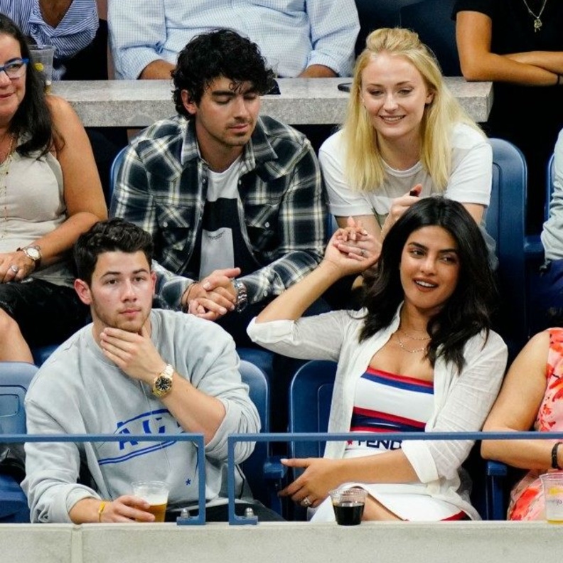 الإخوة جوناس مع شريكاتهن في عمل فنّي واحد