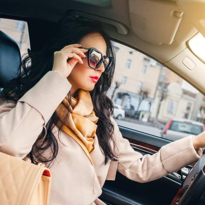 لكل ظروف في القيادة نظارات مخصصة يجب أن تختاريها بعناية لقيادة آمنة 