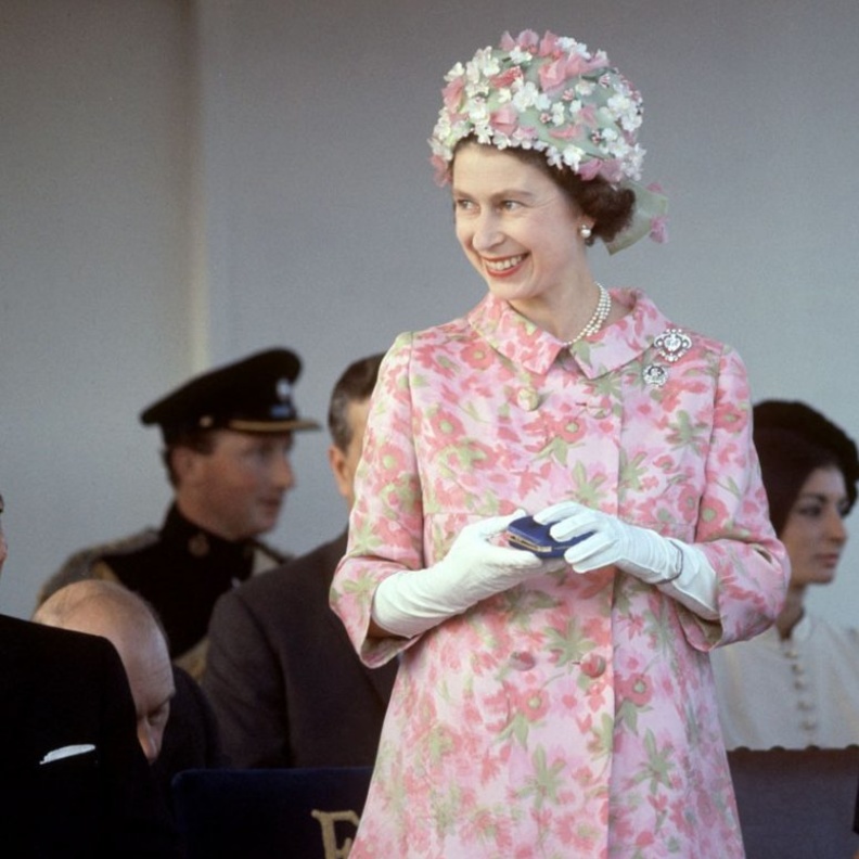 الملكة إليزابيث وقبعاتها المزيّنة بالورود