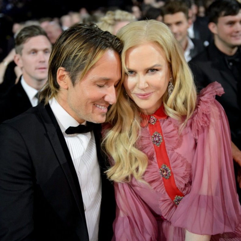  إليزابيث الثانية (Queen Elizabeth II) ملكة بريطانيا تأمر الأمير تشارلز