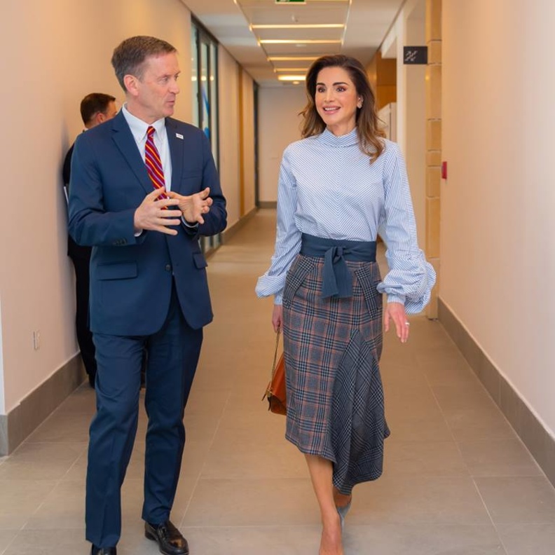 إختارت الملكة اطلالتها من مجموعة المصممة Sylvia Tcherassi لخريف 2018