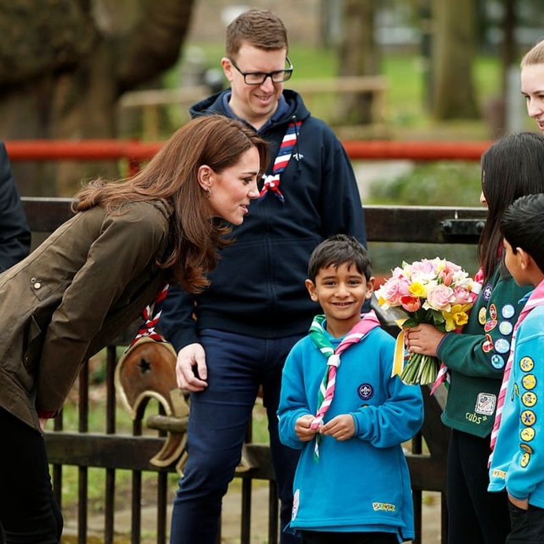 دوقة كامبريج كيت ميدلتون تتحدث مع الأطفال خلال زيارتها إحدى مقرات الكشاف في لندن