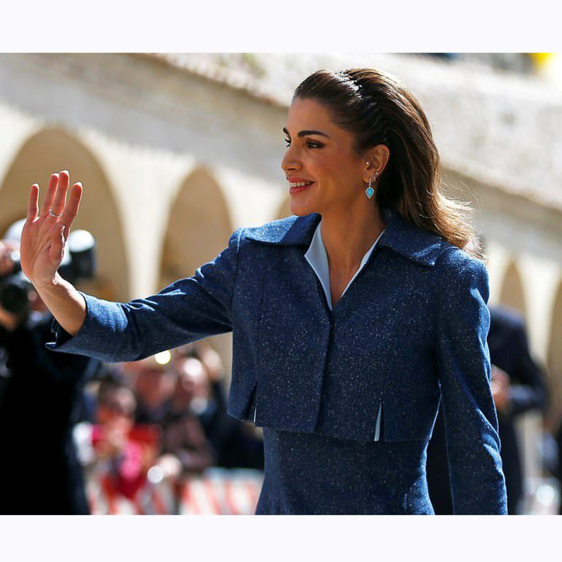  إكتملت الإطلالة الأنيقة بتسريحة الشعر المنسدل مع التموجات العريضة والماكياج الناعم